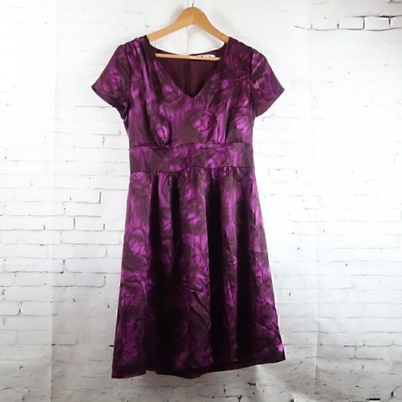 BANANA REPUBLIC PURPLE FLORAL PRINT SHORT SLEEVE V NECK SILK DRESS SIZE 4 - Picture 1 of 11